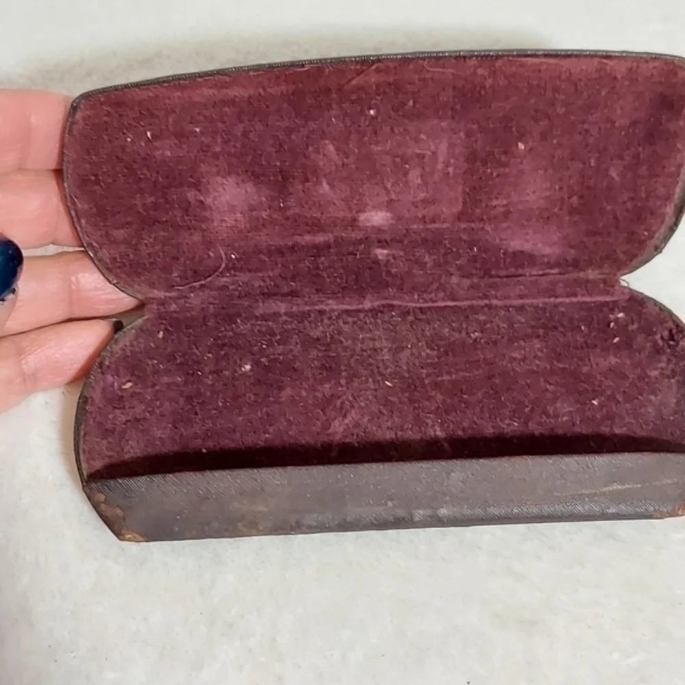 Vintage‎ Goldtone Prescription Eyeglasses Original case with optometrists name - Picture 7 of 12